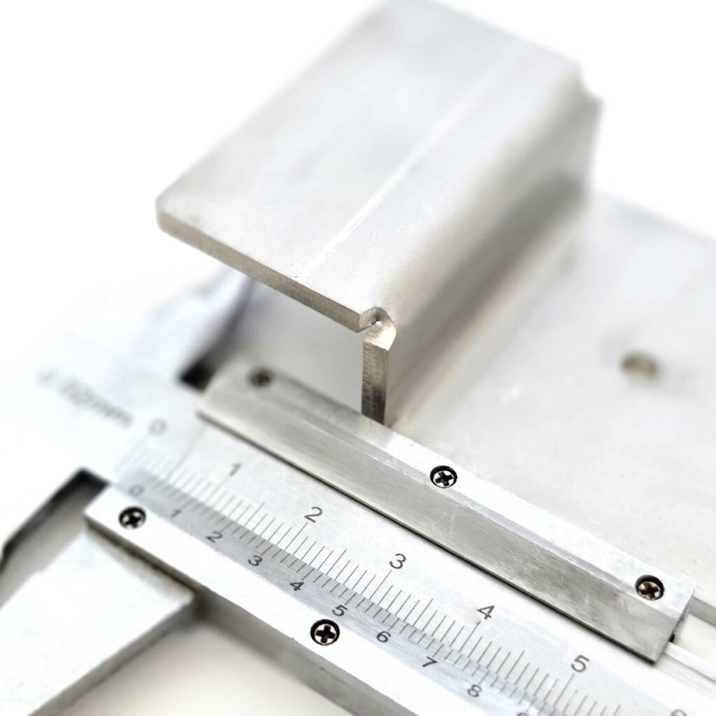 Zdjęcie przedstawia przybliżenie na miarkę i mierzony element.